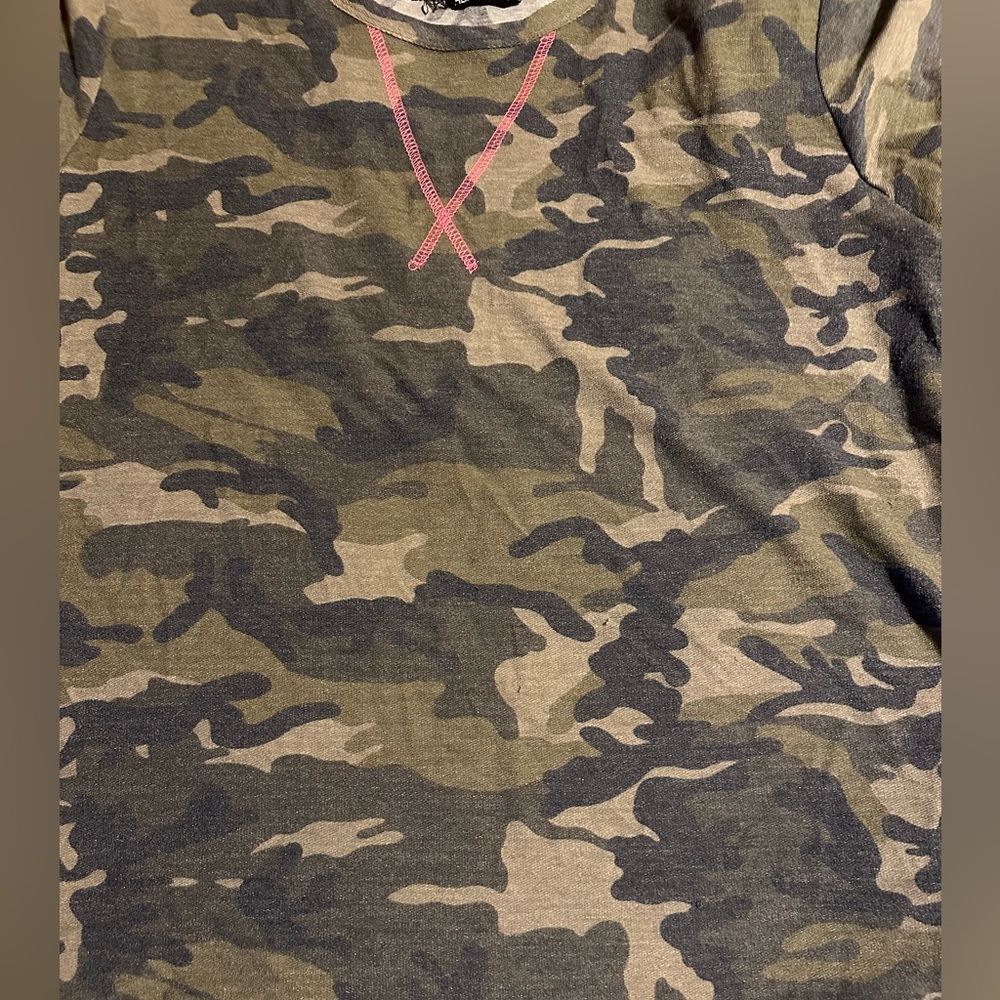 3xl camo t shirt with pink detail on side and neckline